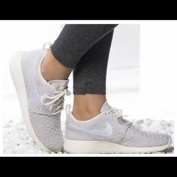 Nike women’s size 8 sneakers - Picture 3 of 4